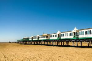 un tren en un muelle en la playa en Mode Hotel St Annes en Lytham St Annes