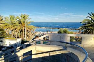 サンレモにあるAppartamento Sanremo XLのプール付きのバルコニーから海の景色を望めます。
