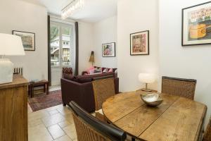 - un salon avec une table et un canapé dans l'établissement Apartment Majestic 1, à Chamonix-Mont-Blanc