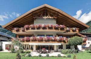 un edificio con macetas de flores a un lado. en Andre Arnold - Boutique Pension, en Sölden