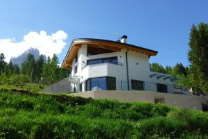 een huis bovenop een grasheuvel bij Arpa Chalet in Santa Cristina in Val Gardena