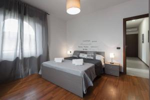 トッリ・デル・ベーナコにあるOrtaglia A1のベッドルーム(大型ベッド1台、大きな窓付)
