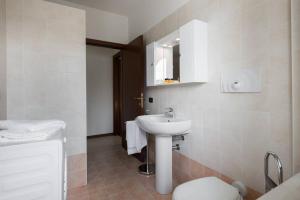 トッリ・デル・ベーナコにあるOrtaglia A1の白いバスルーム(洗面台、トイレ付)
