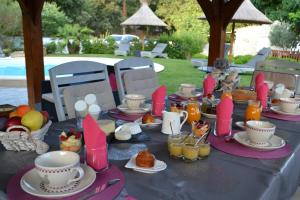 a table with food and drinks on top of it at Le Refuge in Mornas