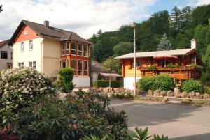 a house with a restaurant in front of it at Apartments Am Kupferberg in Walkenried