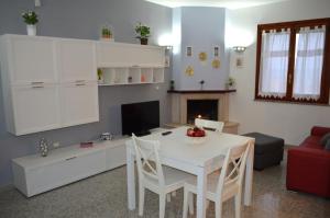 sala de estar con mesa blanca y chimenea en Domusangeladue, en Matera