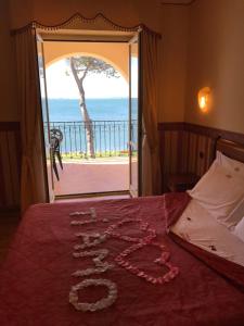 una habitación con una cama con la palabra amor escrito en ella en Hotel Holiday Sul Lago, en Bolsena