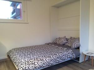 1 dormitorio con cama y ventana en Safari chic en Lille