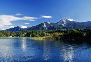 a view of a lake with mountains in the background at Gästehaus Temitzhof in Latschach