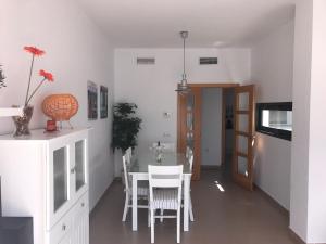 a kitchen and dining room with a table and chairs at Casa Anna in Conil de la Frontera