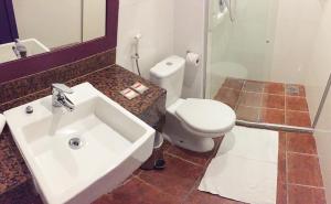 
A bathroom at Rede Andrade Docas

