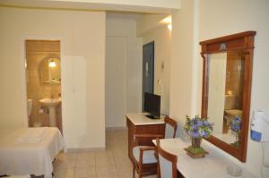 A television and/or entertainment centre at Florena Hotel