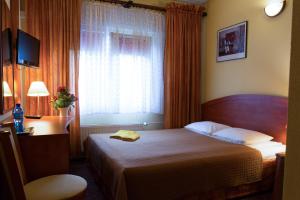 Postel nebo postele na pokoji v ubytování Hotel Astra Tajemniczy Ogród