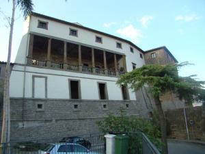 un bâtiment avec un échafaudage sur son côté dans l'établissement Palazzo Orsini, à Mugnano