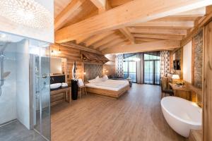 Ein Bett oder Betten in einem Zimmer der Unterkunft Alpenlove - Adult SPA Hotel