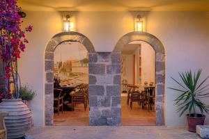 Um restaurante ou outro lugar para comer em Zacosta Villa Hotel