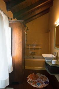ノーヴィ・リーグレにあるLa Casa sui Tettiのバスルーム(シャワー、シンク、バスタブ付)