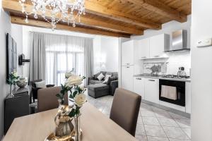 Kuhinja oz. manjša kuhinja v nastanitvi Stella Marina 4