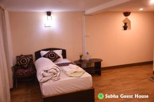 Una cama o camas en una habitación de Subha Guest House
