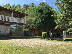 uitzicht op het huis vanaf de tuin bij A Leira in Ponteareas