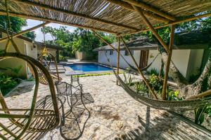 un patio con una hamaca y una piscina en Hotel Casa Ortiz en Ciudad Valles