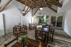 een eetkamer met houten tafels en stoelen bij Hotel Casa Ortiz in Ciudad Valles