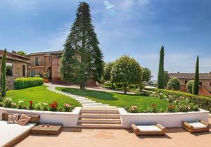 einen Garten mit Treppen, Bänken und einem Baum in der Unterkunft Borgo Tre Rose in Valiano
