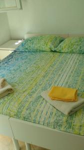 ein Bett mit zwei Handtüchern darüber in der Unterkunft Central Sibenik Apartments in Šibenik