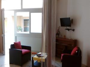 uma sala de estar com duas cadeiras e uma televisão em Relax Room em Mazara del Vallo