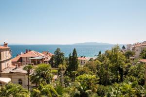 uitzicht op een stad met de oceaan op de achtergrond bij Piano Nobile & Penthouse in Villa Near Beach in Opatija