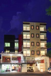 een hoog gebouw met balkons aan de zijkant bij Oak Ray City Hotel in Kandy