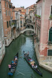 un grupo de personas montando en góndolas por un canal en Guest House Ca' dell'Angelo, en Venecia