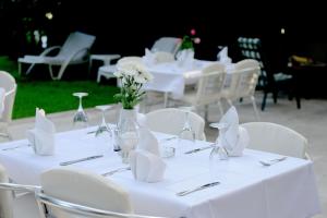 Un restaurante u otro lugar para comer en Hotel Sanja former Oliva