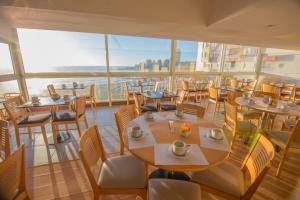 a view of a restaurant with tables and chairs at Bristol Apart Hotel in Mar del Plata