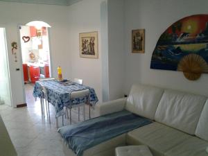 un soggiorno con divano e tavolo di Appartamento Manola a Viareggio