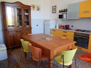 ラ・スペツィアにあるLe Agavi del Golfoのキッチン(木製テーブル、椅子付)