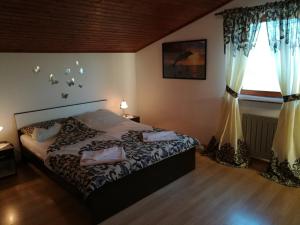 En eller flere senge i et værelse på Apartments Sara