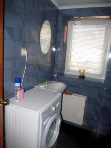 a bathroom with a washing machine and a sink at Apartment on Hoholya 90 in Kropyvnytskyi