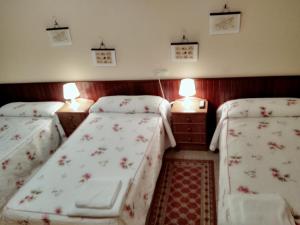 A bed or beds in a room at Hostal Mayo
