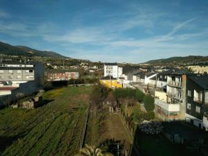 une vue aérienne sur une ville avec des bâtiments dans l'établissement Hostal Mayo, à O Barco de Valdeorras