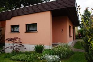 ein kleines Haus mit schwarzem Dach in der Unterkunft Holiday Home Martina in Dresden