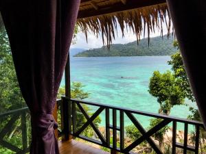 丽贝岛湾景日落旅馆的海景房