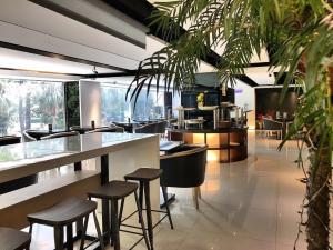 un ristorante con sgabelli e un bar con cucina di JBG Hotspring Resort Hotel a Taipei
