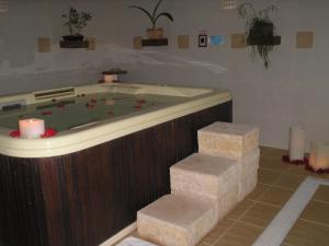 a jacuzzi tub in a room with candles at Hotel Paradise in Ijuí