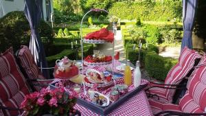 una mesa rosa y blanca con comida. en de Loverlei, en Sterksel