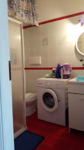 スペルロンガにあるCasa Sperlongaのバスルーム(洗濯機、トイレ付)