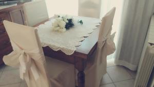 una mesa con dos sillas y una mesa con flores. en Raffinato bilocale a Lido di Camaiore vicino al mare, en Lido di Camaiore