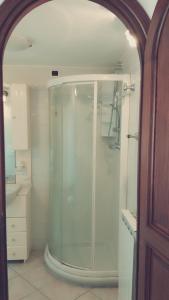 baño con ducha y puerta de cristal en Raffinato bilocale a Lido di Camaiore vicino al mare, en Lido di Camaiore