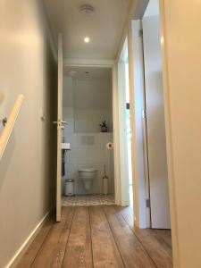 Een badkamer bij Hello Zeeland - Vakantiehuis Duinenburg 22A