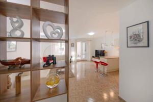a living room with a kitchen and a dining room at Apartment Sveti Ivan in Sutivan